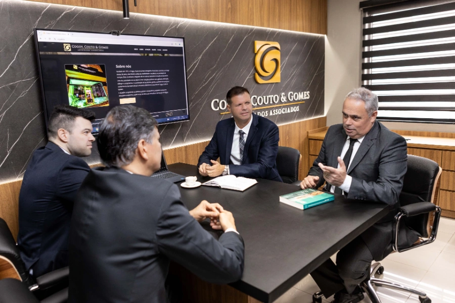 Reunião na sala do CCG com Carlos Cogoy, Enzo Souza, Alex do Couto e Carlos Gomes.